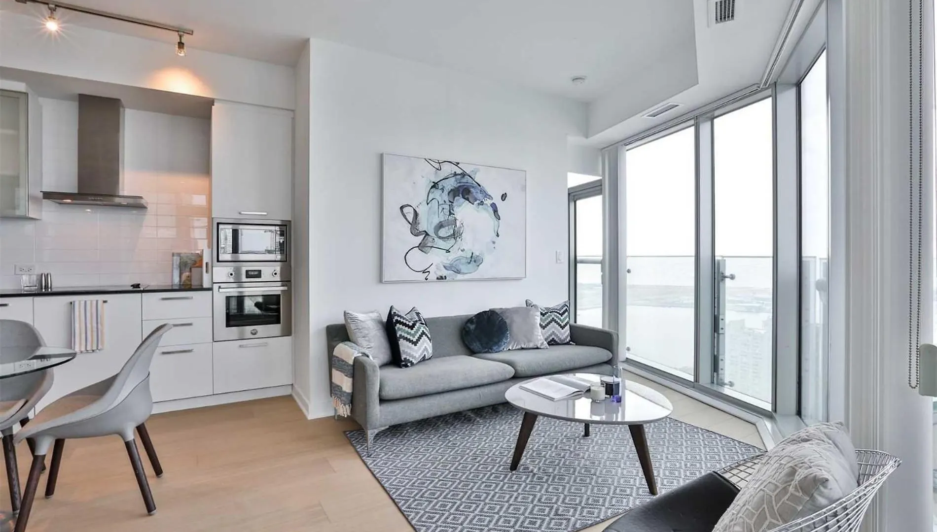 Grand Royal Suites Toronto 0*,