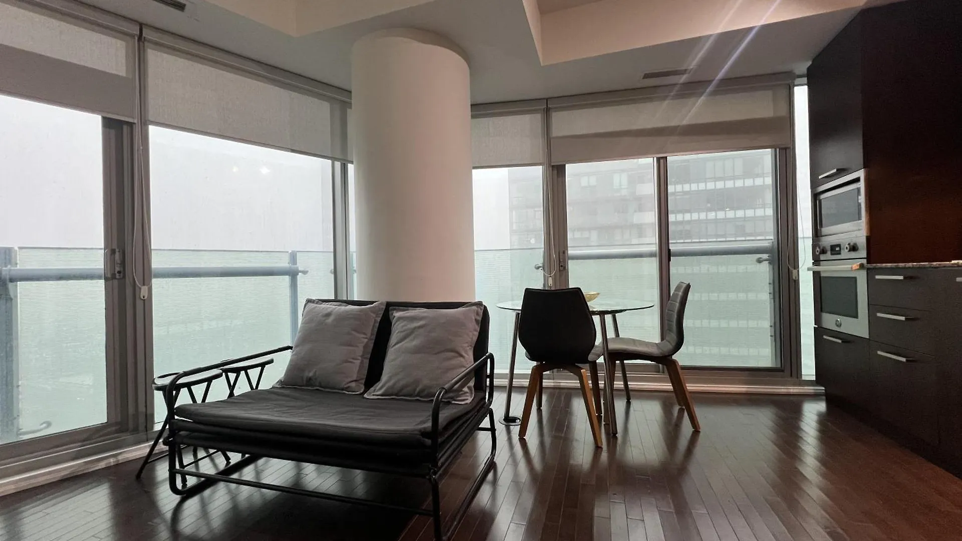 Grand Royal Suites Toronto 0*,